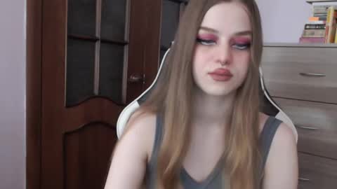 Snapshot of redhead_rabbit chatting on October 7, 2025, 2:42 am Lily online show from October 7, 2025, 2:42 am