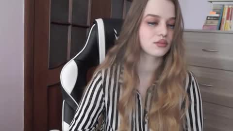 Snapshot of redhead_rabbit chatting on October 24, 2025, 2:08 am Lily online show from October 24, 2025, 2:08 am