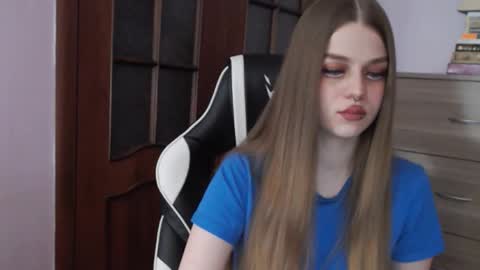 Snapshot of redhead_rabbit chatting on November 2, 2025, 1:41 am Lily online show from November 2, 2025, 1:41 am