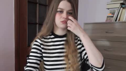 Lily online show from December 1, 2025, 2:05 am