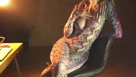 Snapshot of redsparrow__ chatting on December 21, 2024, 7:38 pm Red online show from December 21, 2024, 7:38 pm