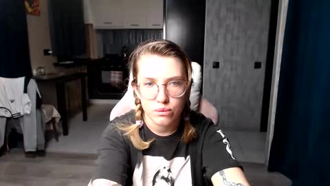 Snapshot of reginasmilee chatting on September 18, 2025, 12:01 am Regina online show from September 18, 2025, 12:01 am