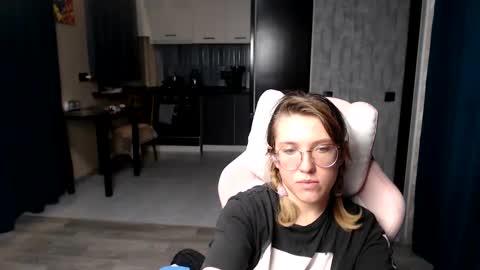 Snapshot of reginasmilee chatting on September 19, 2025, 1:18 am Regina online show from September 19, 2025, 1:18 am