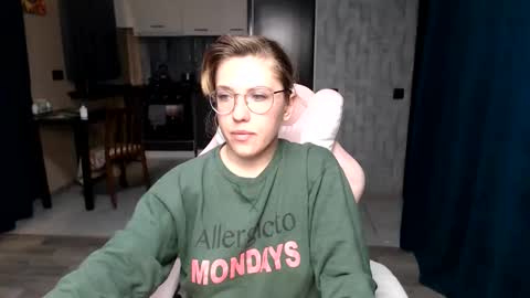 Snapshot of reginasmilee chatting on September 28, 2025, 11:32 pm Regina online show from September 28, 2025, 11:32 pm