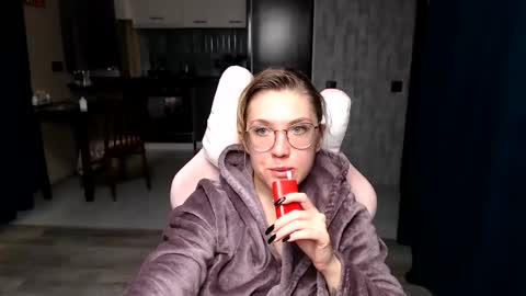 Snapshot of reginasmilee chatting on September 29, 2025, 1:38 pm Regina online show from September 29, 2025, 1:38 pm