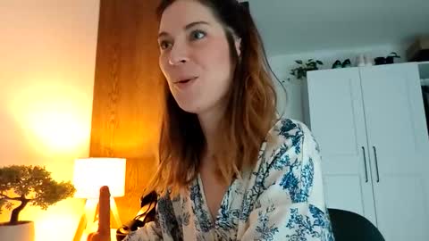 Snapshot of reileyfoxx chatting on April 9, 2026, 5:51 am Reiley online show from April 9, 2026, 5:51 am