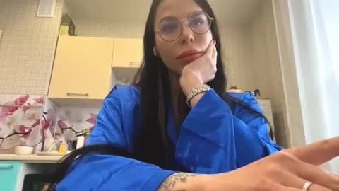 Snapshot of reinaiafrate chatting on November 19, 2025, 7:52 am Emma online show from November 19, 2025, 7:52 am