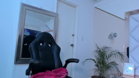 Snapshot of renatarussel chatting on January 25, 2025, 5:40 pm Renata online show from January 25, 2025, 5:40 pm