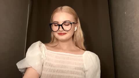 Kira online show from November 7, 2025, 2:06 pm