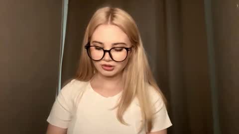 Kira online show from November 8, 2025, 2:06 pm