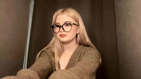 Kira online show from November 9, 2025, 2:04 pm