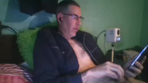 reyes_albert2006 online show from April 19, 2026, 3:44 pm