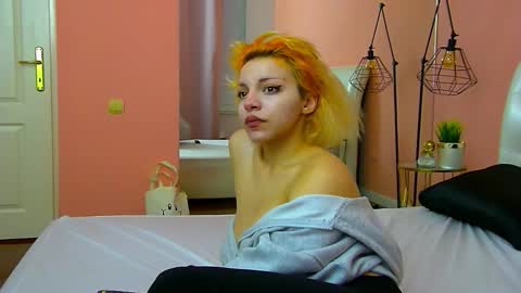 Snapshot of rheaduvall chatting on February 6, 2026, 5:01 am Rhea online show from February 6, 2026, 5:01 am