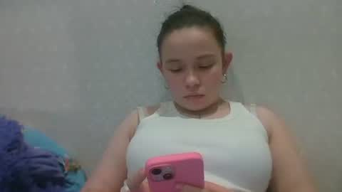 RiaLowelyt online show from June 3, 2026, 2:33 pm