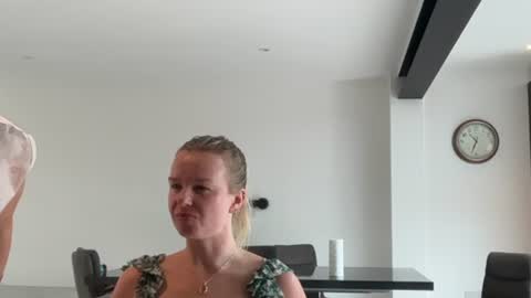 riana894237 online show from June 18, 2026, 9:25 am