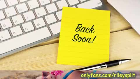 Snapshot of rileycomely chatting on January 9, 2025, 2:33 am RileyComely online show from January 9, 2025, 2:33 am