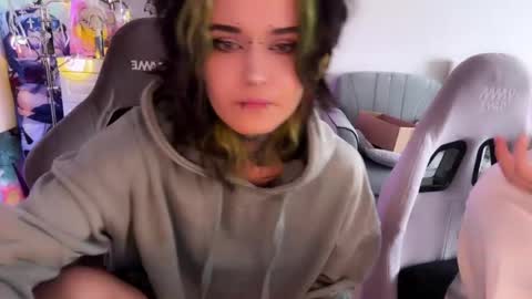   DianaBrite            fansl y online show from April 26, 2026, 9:18 am