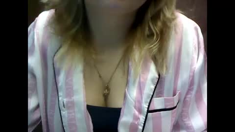 Snapshot of riveramaureen chatting on December 9, 2024, 8:22 am RiveraMaureen online show from December 9, 2024, 8:22 am