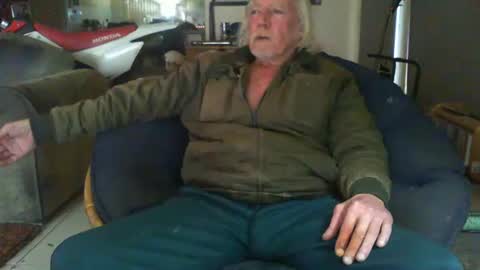 Snapshot of riverratggg chatting on May 10, 2026, 7:35 am riveratggg online show from May 10, 2026, 7:35 am