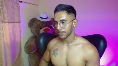 Snapshot of romanpearce_ chatting on January 28, 2025, 7:21 pm Roman online show from January 28, 2025, 7:21 pm