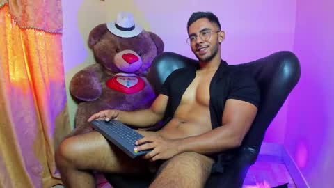 Snapshot of romanpearce_ chatting on February 2, 2025, 3:39 pm Roman online show from February 2, 2025, 3:39 pm