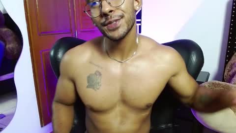 Snapshot of romanpearce_ chatting on February 20, 2025, 5:23 am Roman online show from February 20, 2025, 5:23 am