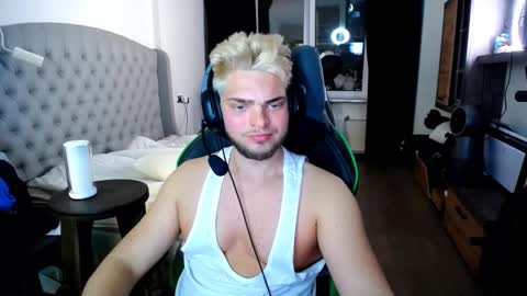 Snapshot of romantic_twunk chatting on October 27, 2025, 6:12 pm romantic_twunk online show from October 27, 2025, 6:12 pm