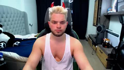 Snapshot of romantic_twunk chatting on November 5, 2025, 5:02 pm romantic_twunk online show from November 5, 2025, 5:02 pm