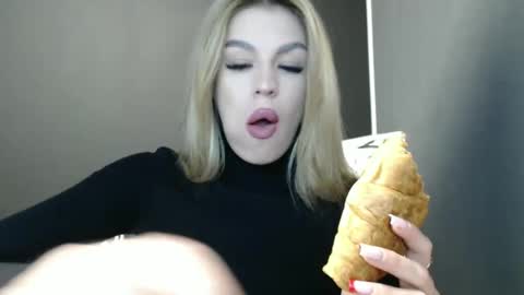 Snapshot of rosaline_ly chatting on October 1, 2025, 12:55 pm Rosalina online show from October 1, 2025, 12:55 pm