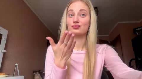 Snapshot of rosauranelli chatting on January 15, 2026, 11:15 am Rose online show from January 15, 2026, 11:15 am