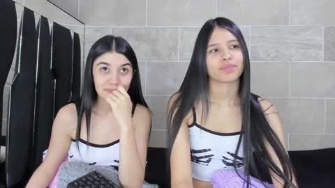 Snapshot of roseandmiah chatting on December 15, 2024, 9:35 am Rose y Miah online show from December 15, 2024, 9:35 am