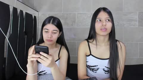 Snapshot of roseandmiah chatting on December 23, 2024, 6:55 am Rose y Miah online show from December 23, 2024, 6:55 am