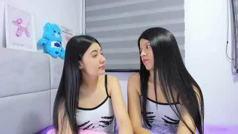 Snapshot of roseandmiah chatting on October 15, 2025, 3:50 am Rose y Miah online show from October 15, 2025, 3:50 am