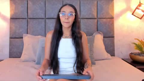 Snapshot of roseaurora chatting on April 12, 2026, 11:48 am roseaurora online show from April 12, 2026, 11:48 am