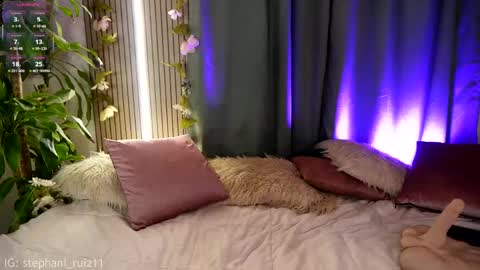 Stephani online show from May 5, 2026, 8:28 pm