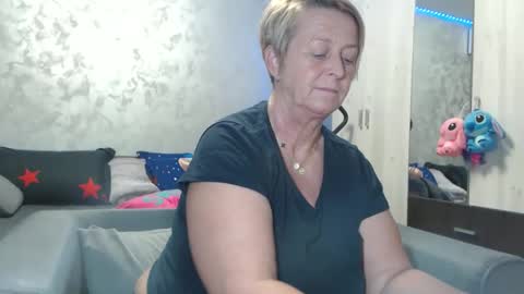 Lovepinklilly online show from March 15, 2026, 5:52 pm