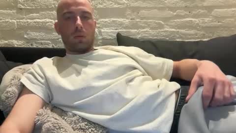 rotteei1 online show from April 6, 2026, 3:57 pm