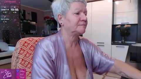 Snapshot of roxana_brooks chatting on October 6, 2025, 6:33 am Roxana online show from October 6, 2025, 6:33 am