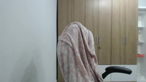 Roxana online show from April 19, 2026, 1:27 am