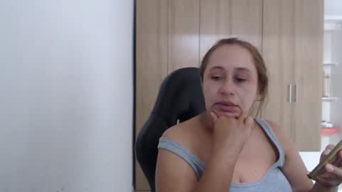 Roxana online show from April 19, 2026, 7:16 pm