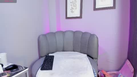 Roxanna  online show from June 19, 2026, 9:29 pm