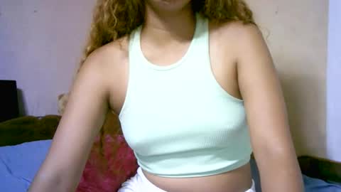 roxanne_98 online show from January 7, 2026, 11:40 pm