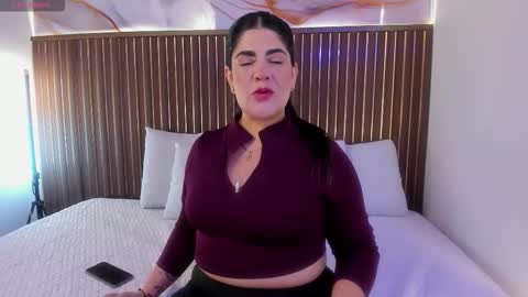 Snapshot of roxie_ns chatting on October 24, 2025, 12:23 pm Roxie online show from October 24, 2025, 12:23 pm