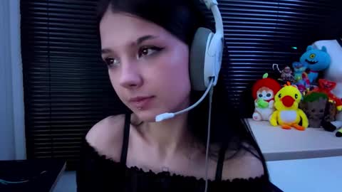 Snapshot of roxiepiurkowski chatting on October 18, 2025, 1:12 pm Hana online show from October 18, 2025, 1:12 pm