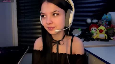 Snapshot of roxiepiurkowski chatting on November 28, 2025, 3:25 pm Hana online show from November 28, 2025, 3:25 pm