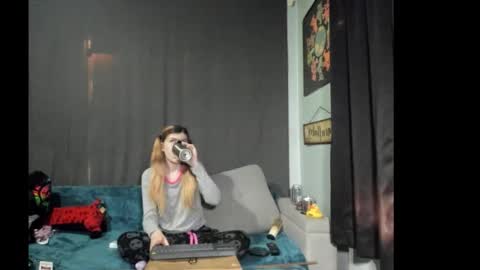 roxihazeleyes online show from November 26, 2025, 10:11 pm