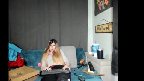 roxihazeleyes online show from January 17, 2026, 3:17 pm