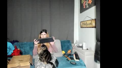 roxihazeleyes online show from January 18, 2026, 2:21 pm