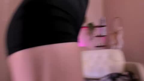 Snapshot of roxy_kisss chatting on March 5, 2026, 8:32 am Roxy online show from March 5, 2026, 8:32 am