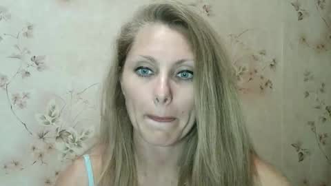 Snapshot of roxyfox18x01 chatting on September 21, 2025, 7:26 pm roxyfox18x01 online show from September 21, 2025, 7:26 pm